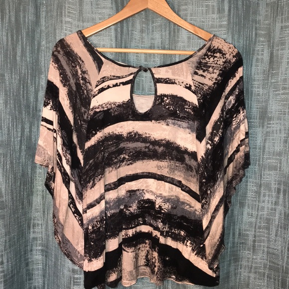 Light pink and black poncho shirt with arm holes - Picture 4 of 4